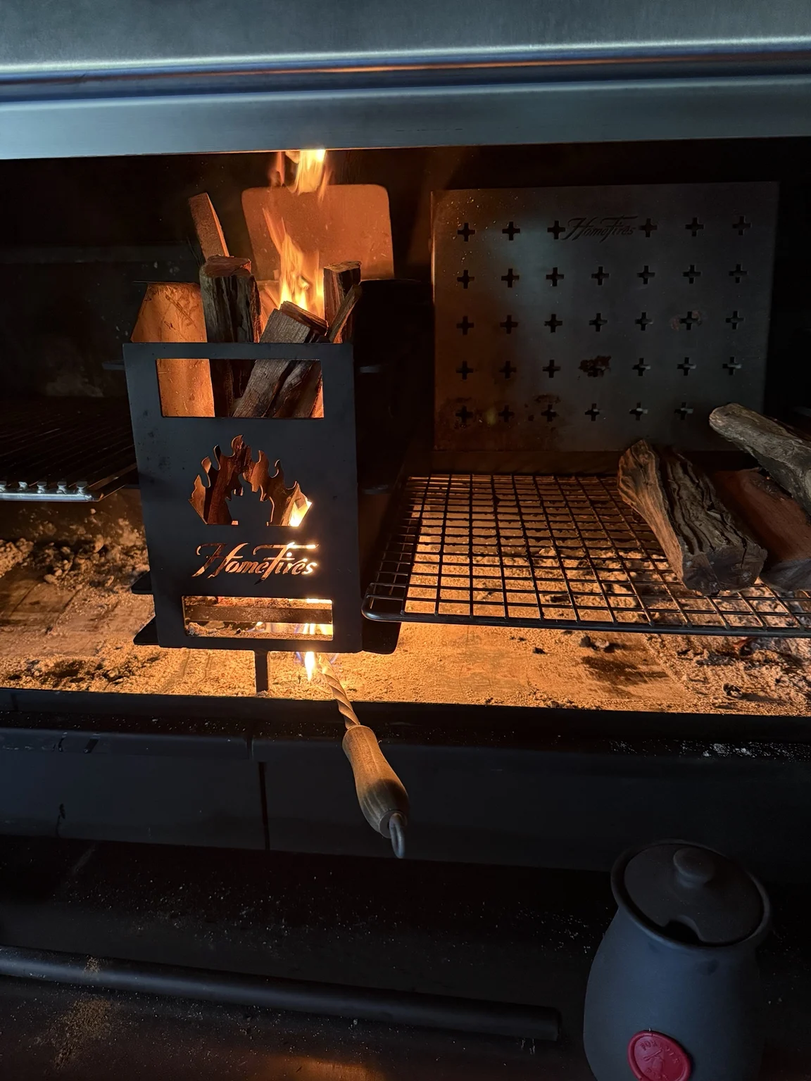 Brandend hout in Bob’s braai als sfeerbeeld