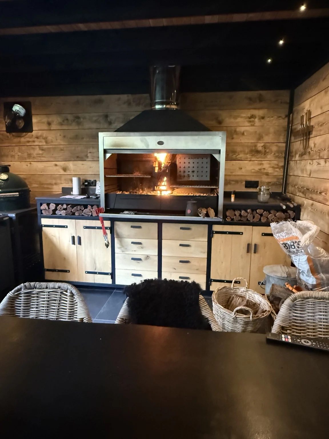 Bob’s eigen buitenkeuken met brandende braai